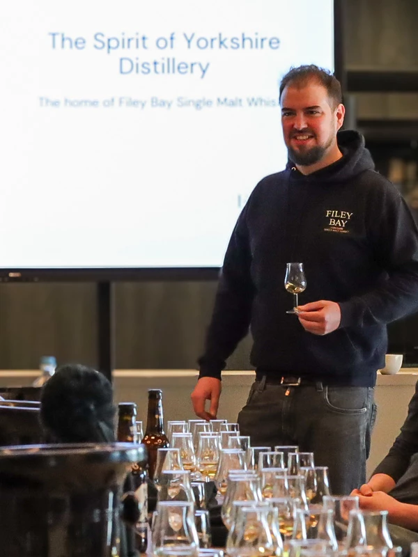 Filey Bay Yorkshire Single Malt Whisky tasting week met Amy en Joe sfeer 3