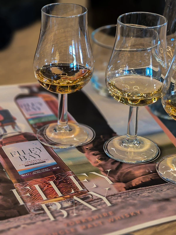 Filey Bay Yorkshire Single Malt Whisky tasting week met Amy en Joe   sfeer 2