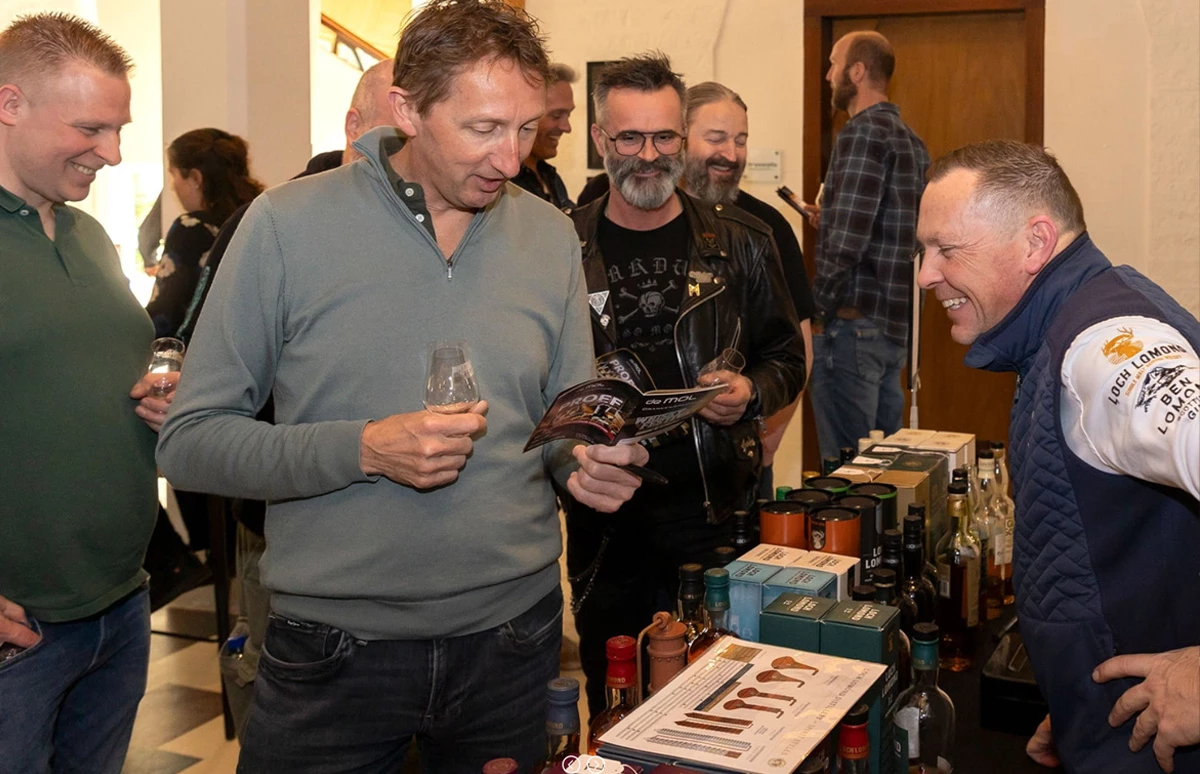Arjan Hartkamp met whisky's Loch Lomond en Glen Scotia op 7e editie Whiskyfestival De Mol Driebergen 2025