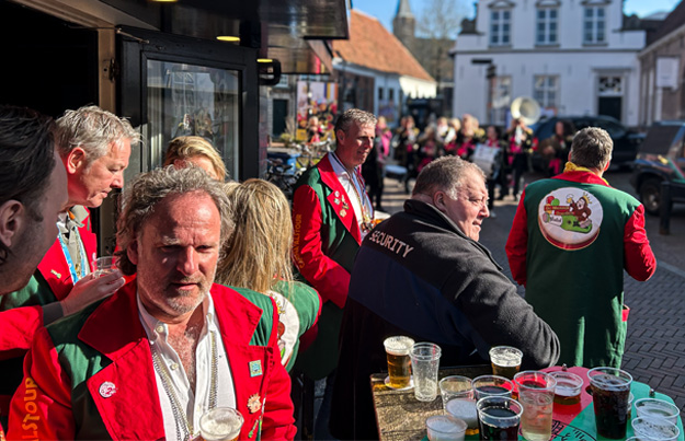 Bezoek Hoogheden Kadolstermennekes bij De Monnik Dranken & Carnavalstour 2025