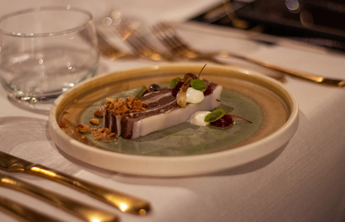 Marbré van everzwijn, geserveerd met perzik, tijm en knoflookcrème