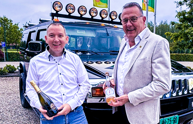 Twee jubilarissen in het zonnetje bij De Monnik Dranken