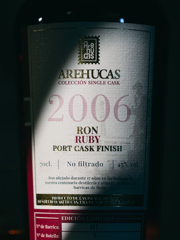 Detail van het etiket van Ron Arehucas Rum Ruby Port Single Cask 2006 met informatie over de 17-jarige rijping en Ruby Port-finish.