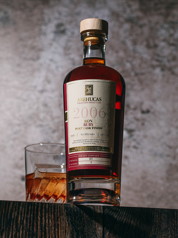 Glas Ron Arehucas Rum Ruby Port Single Cask 2006 met rijke amberkleur en aroma's van rood fruit, karamel en eikenhout.