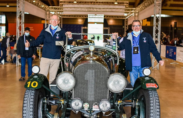 Winnaars Villa Trasqua incentive ontvangen Mille Miglia jas