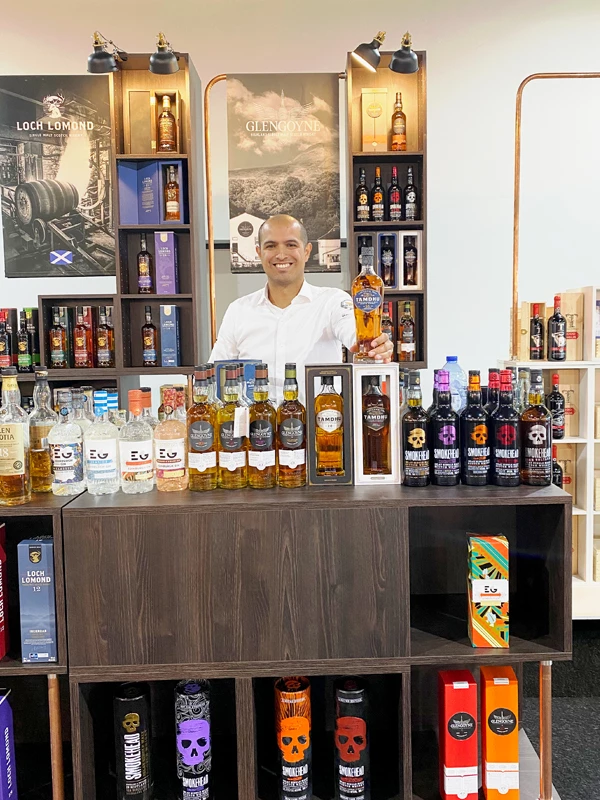 Joel de Kock laat Glengoyne Tamdhu Smokehead en Edinburg Gin proeven op Drankenbeurz 2022