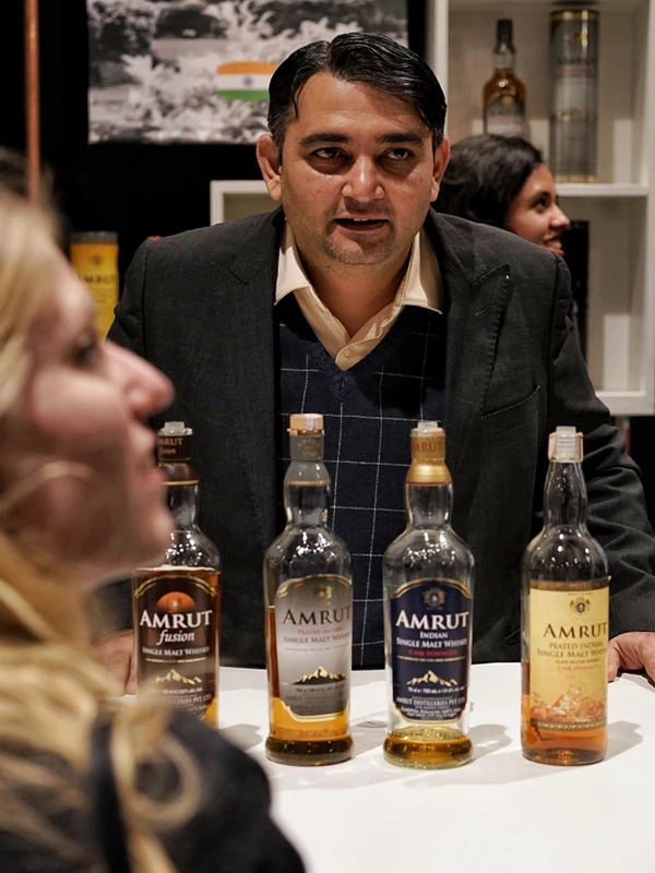 Pramod Kashyap met Amrut Indian Single Malt Whisky op IWF 2022