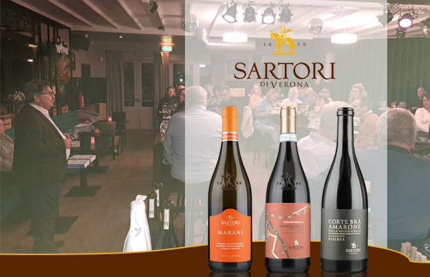 Wijnliefhebbers Rijen genieten tijdens wijnproeverij van Sartori di Verona