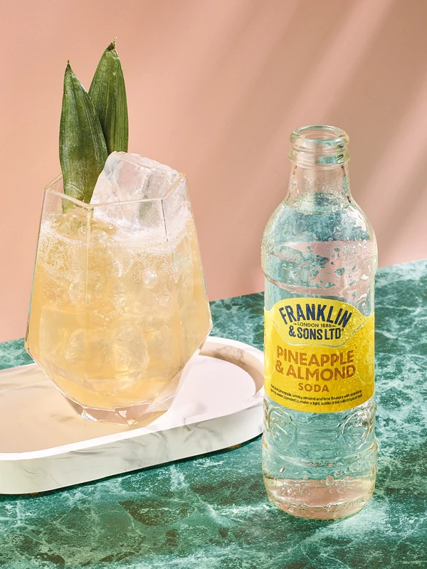 Franklin & Sons Pineapple & Almond Soda sfeer met cocktails