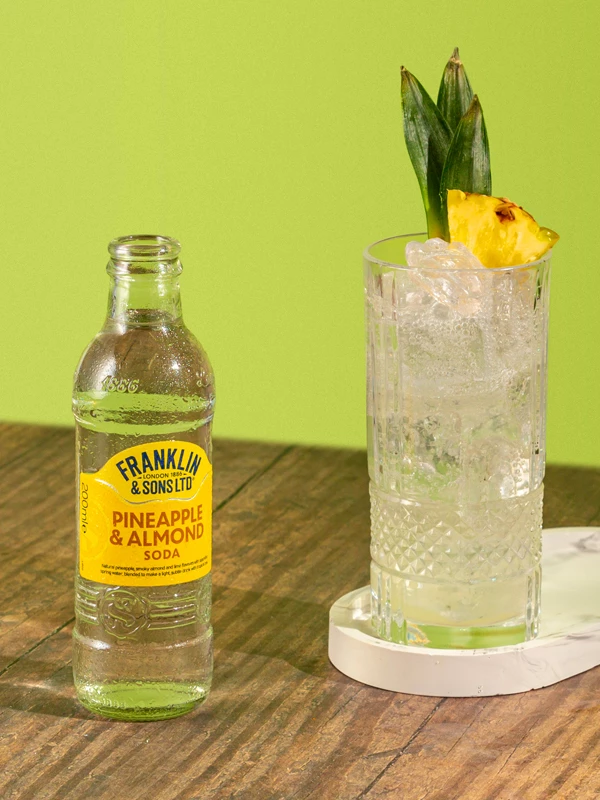 Franklin & Sons Pineapple & Almond Soda sfeer met cocktails 2