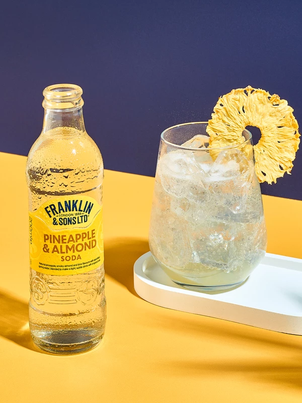 Franklin & Sons Pineapple & Almond Soda sfeer met cocktails 3