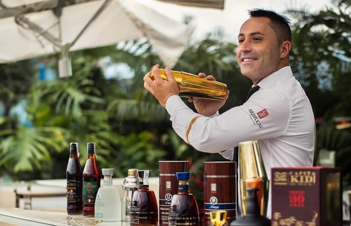 Oscar Lafuente een van de beste rum-bartenders ter wereld bij Ron Arehucas