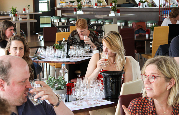 Leerzame VAKO-cursusdag met buitenlands gedistilleerd onder begeleiding van Ronald Anneveldt