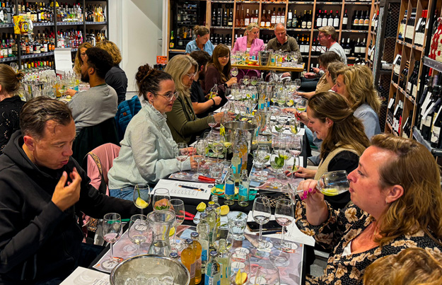 De Flessenzaak in Hoofddorp omgetoverd tot cocktailparadijs