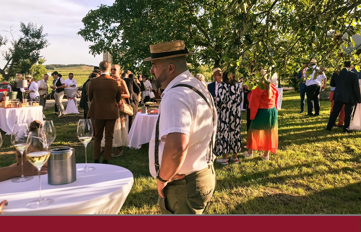 een aperitief geserveerd in de wijngaard van de Grand Cru Schoenenbourg