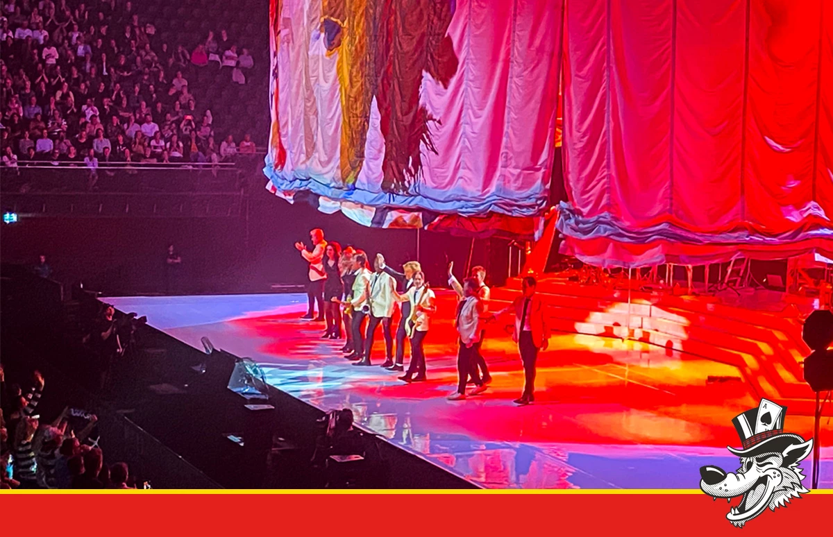 Rod Stewart bedankt Arjan Hartkamp voor zijn komst naar het Ziggo Dome