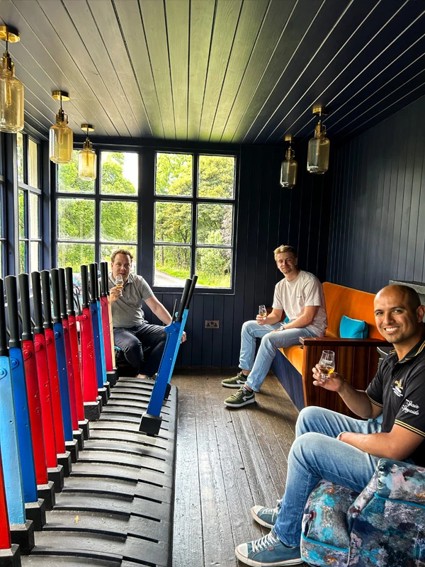 Nederlandse slijters brengen bijzonder bezoek aan Tamdhu  sfeer 4