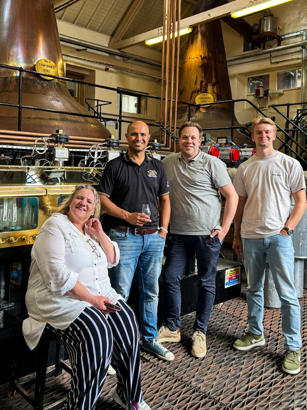 Nederlandse slijters brengen bijzonder bezoek aan Tamdhu sfeer 6