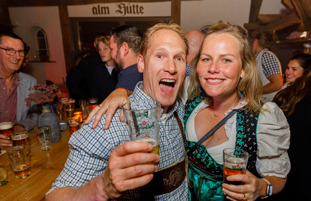 Personeelsfeest De Monnik Dranken 2024: Oktoberfest in de Almhütte