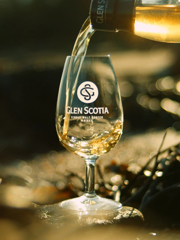Glen Scotia glas inschenken met whisky