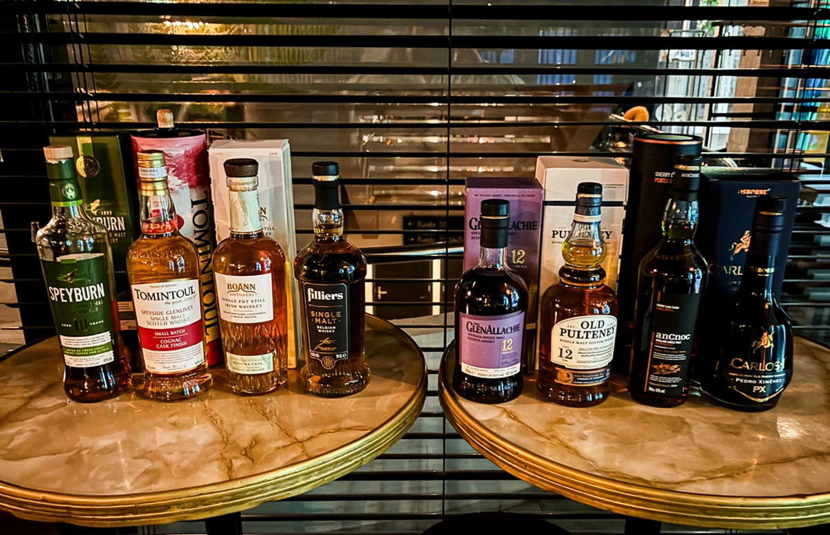 Line-up met whisky's en brandy in Best