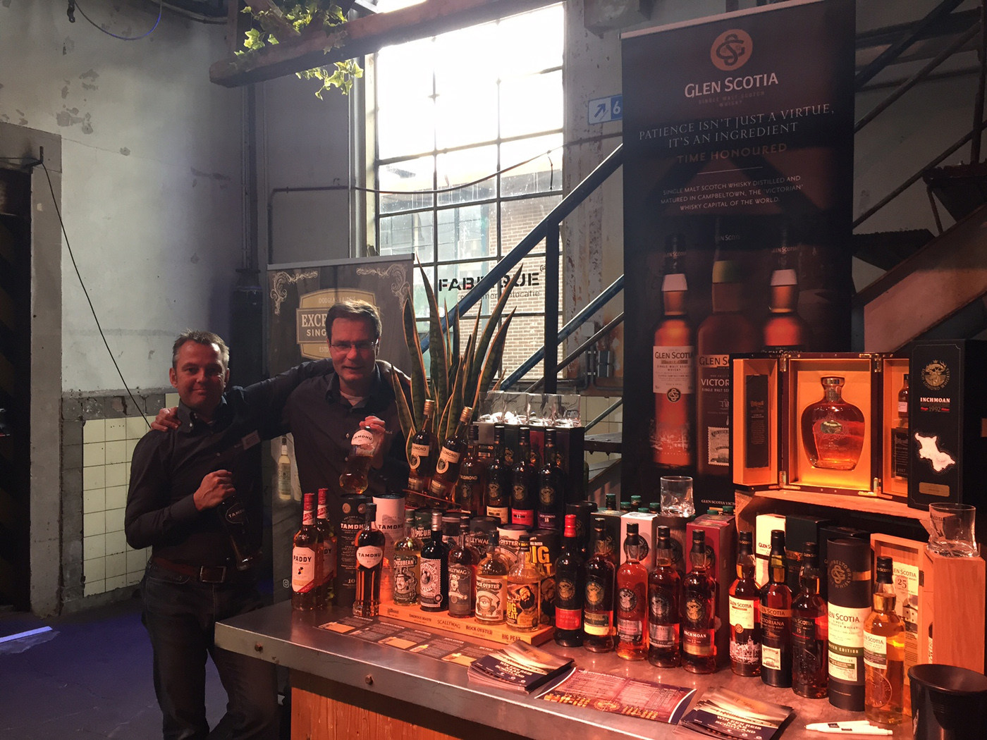 Mitra Ondernemersdag 2017 Mike Overvliet en Vincent Tijink met whisky van Loch Lomond - Remarkeble Regional Malts