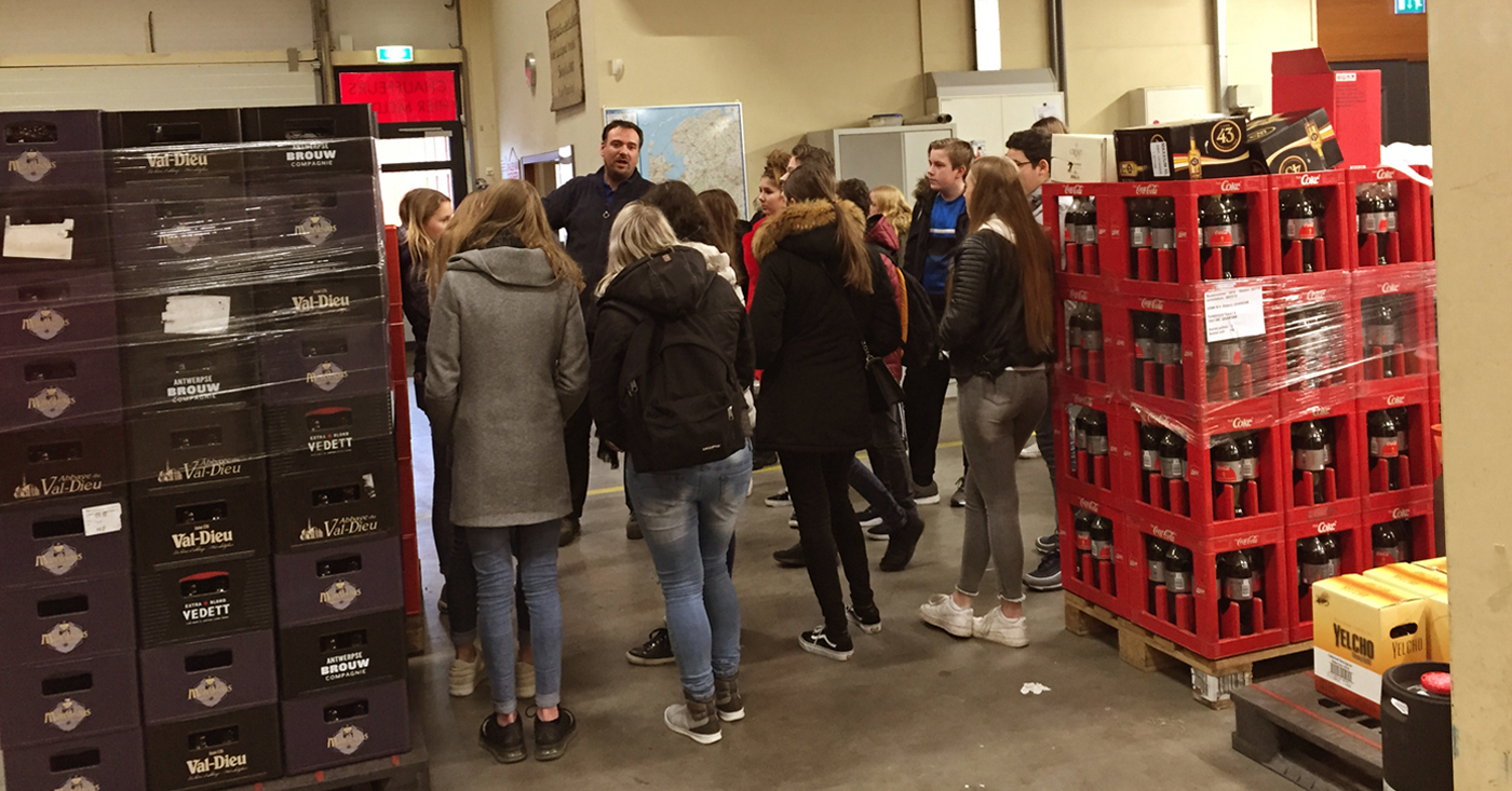Bezoek aan De Monnik Dranken van 2 x 2 groepen werkzoekenden en scholieren