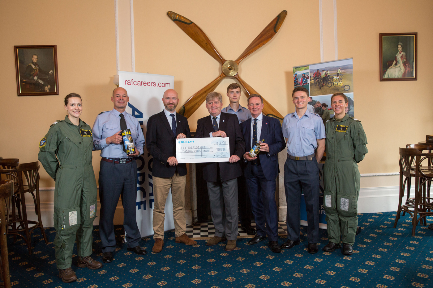 Overhandiging cheque aan RAF Fund